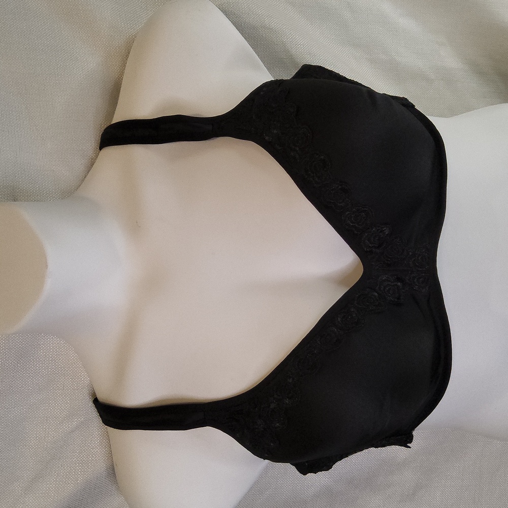 Molded cup Bra 44B Black lace wire free wireless